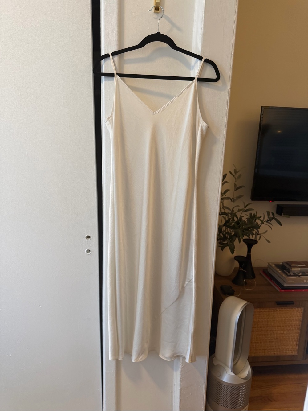 Aritzia/Wilfred White Slip Midi Dress
